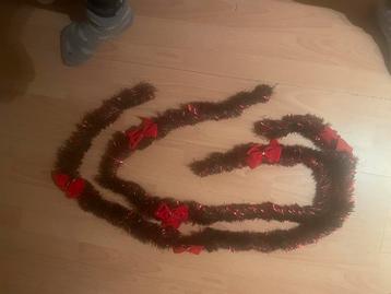 2 dikke slingers met strikken in verwerkt beschikbaar voor biedingen