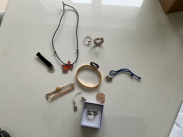 Lot juweeltjes, Bijoux, Sacs & Beauté, Bagues, Comme neuf, Noir, Or, Enlèvement ou Envoi