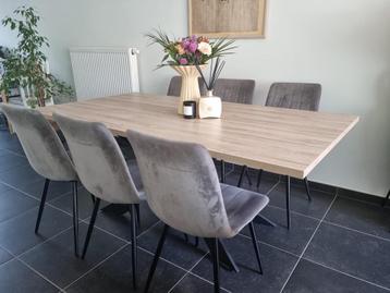 Houten eettafel + 6 stoelen - Uitstekende conditie beschikbaar voor biedingen