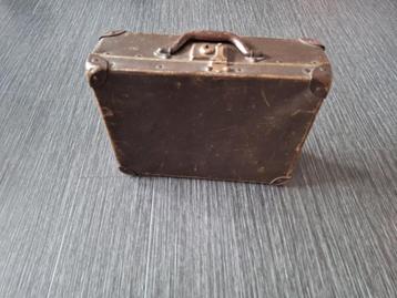 Heel oud vintage koffertje beschikbaar voor biedingen