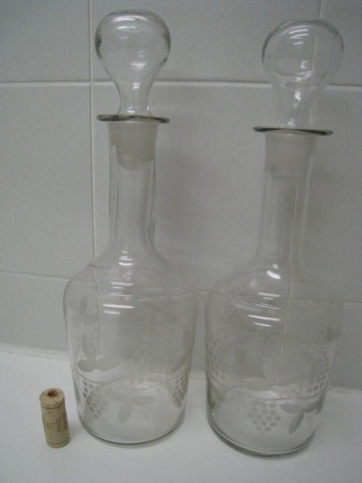 2 glazen wijnkaraffen met glazen stop in bolvorm, Verzamelen, Glas en Drinkglazen, Ophalen