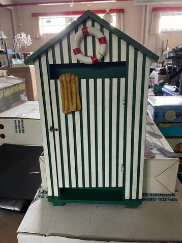 Decoratieve sleutelkast in strandhuis-stijl beschikbaar voor biedingen