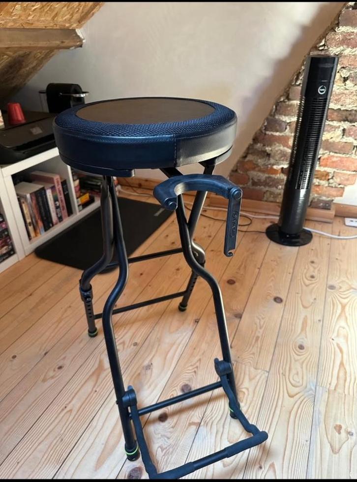 Gitaarkruk met gitaarstandaard Gravity FG Seat 1, Muziek en Instrumenten, Standaarden, Zo goed als nieuw, Instrumentstandaard