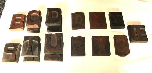 40 tal grote houten drukletters/cijfers uit drukkerij, Antiek en Kunst, Curiosa en Brocante, Ophalen of Verzenden