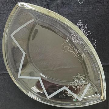 Vintage glazen schaal. beschikbaar voor biedingen