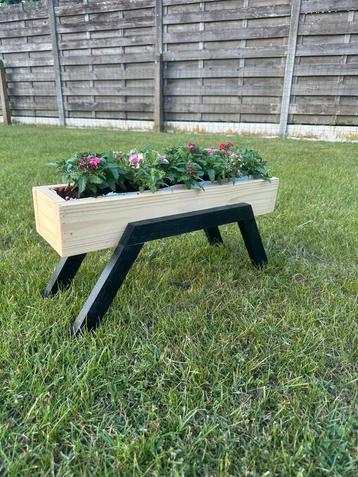 Houten bloembakje  beschikbaar voor biedingen