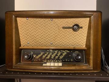 Gitaarversterker in Braun radio jasje beschikbaar voor biedingen