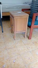 Mooi nachtkastje vintage ongeveer 60 cm hoog en ongeveer 50, Huis en Inrichting, Slaapkamer | Nachtkastjes, Ophalen, Gebruikt