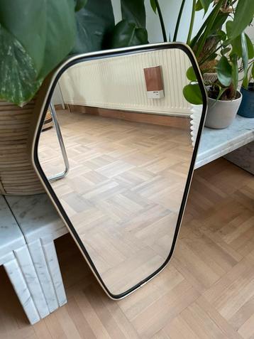 Leuke asymmetrische vintage spiegel 