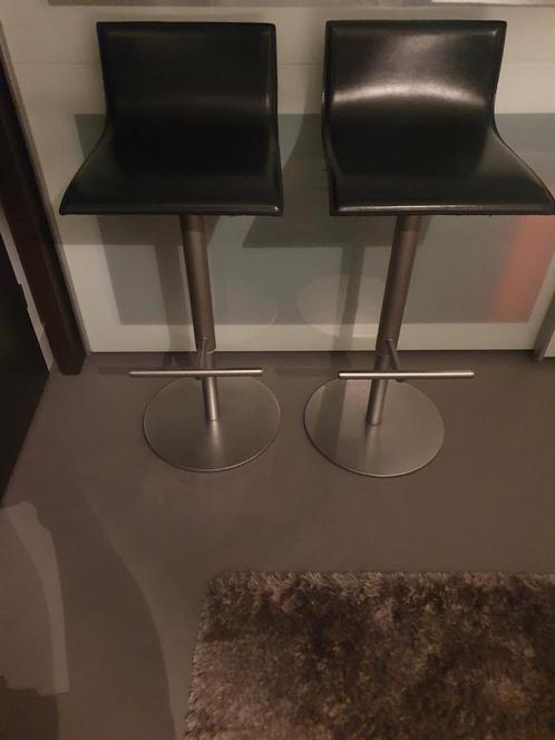 ***Lapalma Thin design barkrukken (zwart LEDER&wit)***, Huis en Inrichting, Barkrukken, Zo goed als nieuw, 60 tot 90 cm, Hout