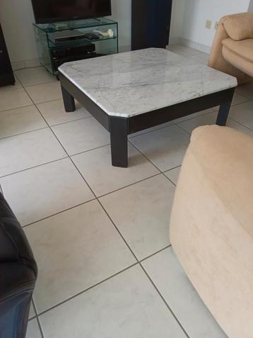 Tafel in de woonkamer beschikbaar voor biedingen