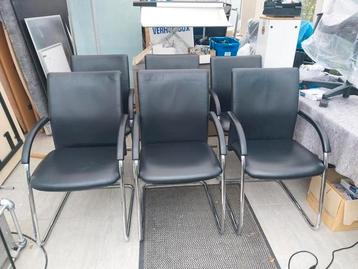 6 zwarte lederen stoelen beschikbaar voor biedingen