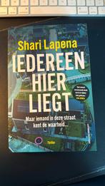 Shari Lapena - Iedereen hier liegt, Ophalen of Verzenden, Zo goed als nieuw, Shari Lapena
