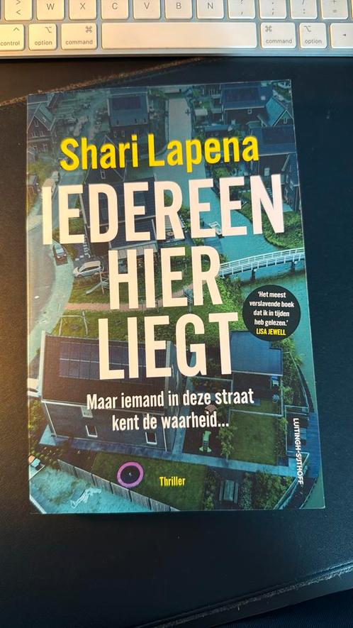 Shari Lapena - Iedereen hier liegt, Boeken, Thrillers, Zo goed als nieuw, Ophalen of Verzenden