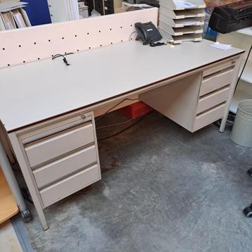 bureau beschikbaar voor biedingen