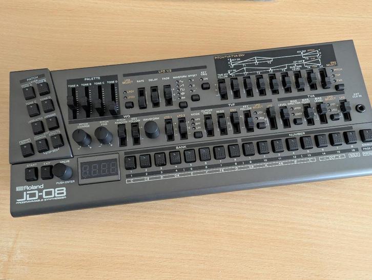 Roland JD-08, Muziek en Instrumenten, Synthesizers, Zo goed als nieuw, Overige aantallen, Roland, Met midi-aansluiting, Ophalen of Verzenden