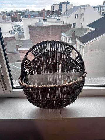 Mand voor plant beschikbaar voor biedingen