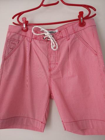Korte broek met rode en witte strepen beschikbaar voor biedingen