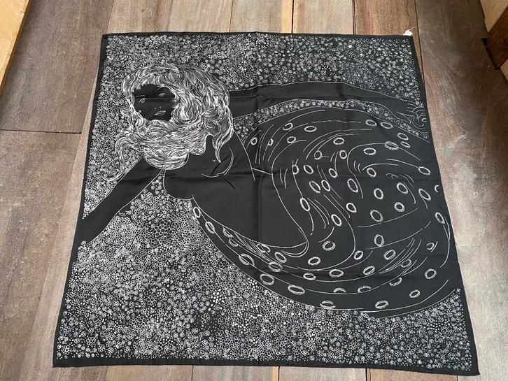 Zwarte vierkante sjaal voor dames 79x77cm Italy Vintage, Kleding | Dames, Mutsen, Sjaals en Handschoenen, Gedragen, Sjaal, Maat 46/48 (XL) of groter
