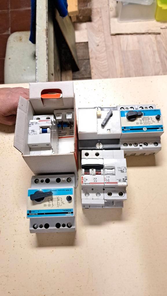 Interrupteurs différentiels, Doe-het-zelf en Bouw, Elektriciteit en Kabels, Ophalen