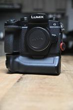 Lumix G90 (1983 clicks) + BGG1 + flits, Audio, Tv en Foto, Fotocamera's Digitaal, Ophalen of Verzenden, Zo goed als nieuw, 20 Megapixel