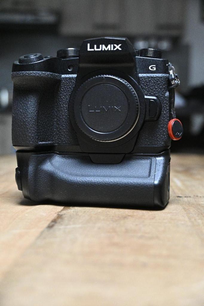 Lumix G90 (1983 clicks) + BGG1 + flits, Audio, Tv en Foto, Fotocamera's Digitaal, Zo goed als nieuw, Overige Merken, Ophalen of Verzenden