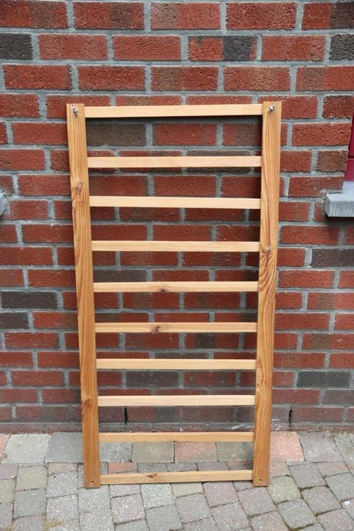 Lit pour bébé ; en bois (pin) ; bon état ; 30 € ; dimensions, Kinderen en Baby's, Babywiegjes en Ledikanten, Zo goed als nieuw