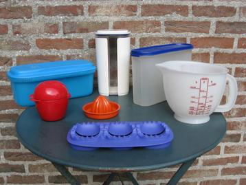 tupperware: pastakoker, voorraaddoos, maatbeker, appeldoosje beschikbaar voor biedingen