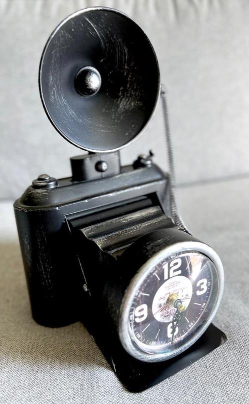 "Camera” KLOK (33x18x20) In Geborsteld Metaal // NIEUW, Huis en Inrichting, Woonaccessoires | Klokken, Nieuw, Staande klok, Analoog