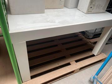 Boconcept tafel met glasblad beschikbaar voor biedingen