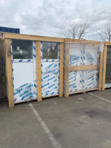 Witte PVC-deur met handgreep inbegrepen  beschikbaar voor biedingen