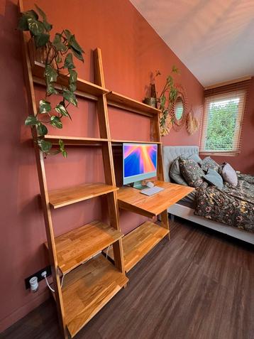 Houten wandbureau beschikbaar voor biedingen