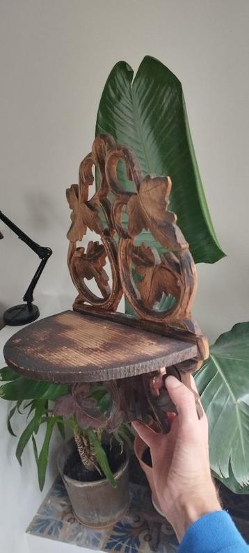 Houten gesneden wandplank beschikbaar voor biedingen