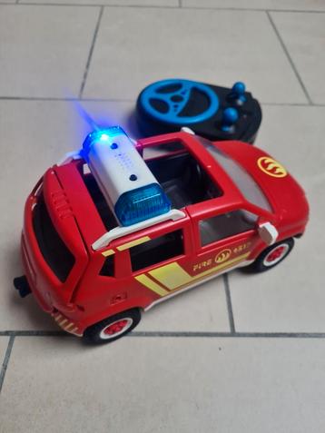 Voiture de pompiers télécommandée avec LED et son disponible aux enchères