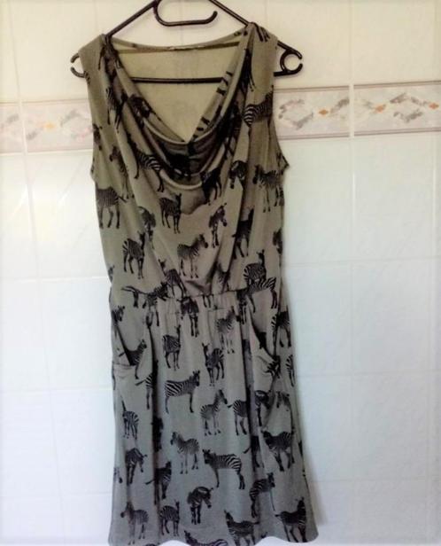 Jacqueline Riu : khaki jurk , leuk kleed jurk zebra 's mt S, Kleding | Dames, Jurken, Zo goed als nieuw, Maat 36 (S), Groen, Boven de knie