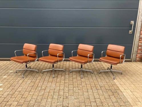 4x Cognac lederen Vitra Bureaustoelen EA108 Softpad, Huis en Inrichting, Zetels | Voetbanken en poefs, Ophalen of Verzenden