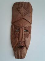 Vieux masque en bois sculpté à la main, Enlèvement ou Envoi
