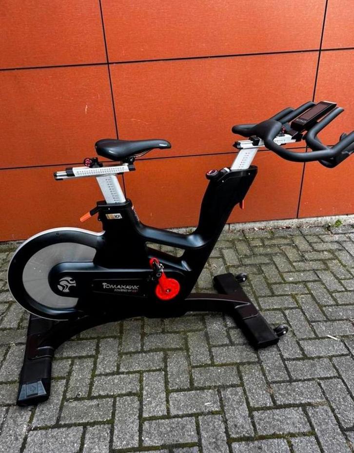Tomahawk i7 Spinningbike met Scherm, Sports & Fitness, Équipement de fitness, Utilisé, Enlèvement
