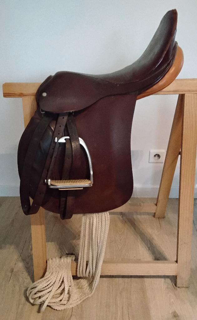 Zadel met stijgbeugels, Animaux & Accessoires, Chevaux & Poneys | Selles, Utilisé, Enlèvement