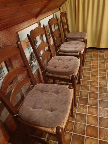 4 eiken stoelen in goede staat beschikbaar voor biedingen