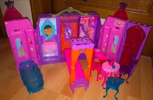 Barbie Château Magique repliable et transportable, Kinderen en Baby's, Speelgoed | Poppen, Zo goed als nieuw, Barbie, Ophalen