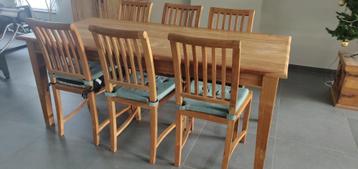 eetplaats in teakhout (tafel met 6 stoelen)