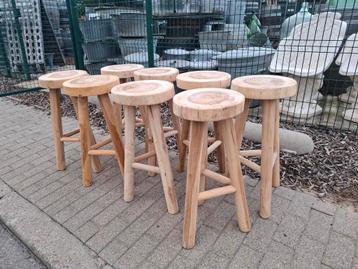 Tabourets de bar en bois de teck à 3 piliers de 70 cm x 32 c disponible aux enchères