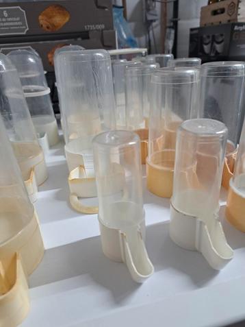 Drink en Eetbakjes voor kooivogels disponible aux enchères