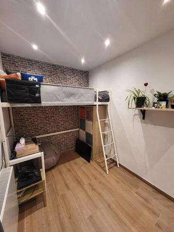 Hoogslaper met bureau beschikbaar voor biedingen