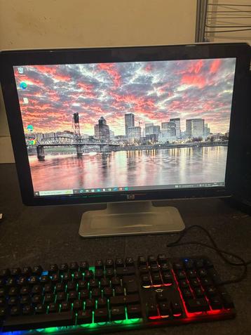 Computer met scherm, toetsenbord en muis  beschikbaar voor biedingen