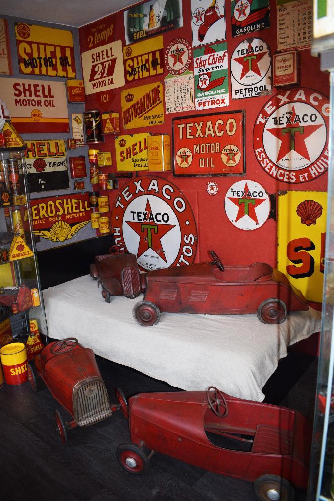 échange vends 4 voitures à pédales ancienne plaque émaillée, Collections, Marques & Objets publicitaires, Utilisé, Panneau publicitaire