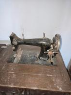 Vieille machine à coudre fonctionne avec une pédale, Ophalen of Verzenden