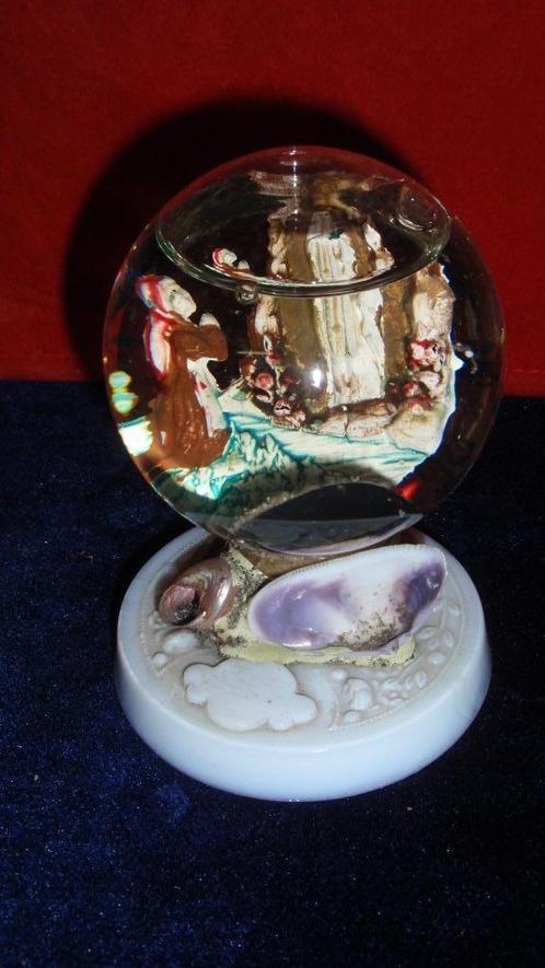 Antieke sneeuwbol in glas en opalineglas, Antiquités & Art, Curiosités & Brocante, Enlèvement ou Envoi