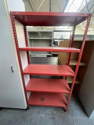 Rood metalen opbergrek met 5 legplanken beschikbaar voor biedingen